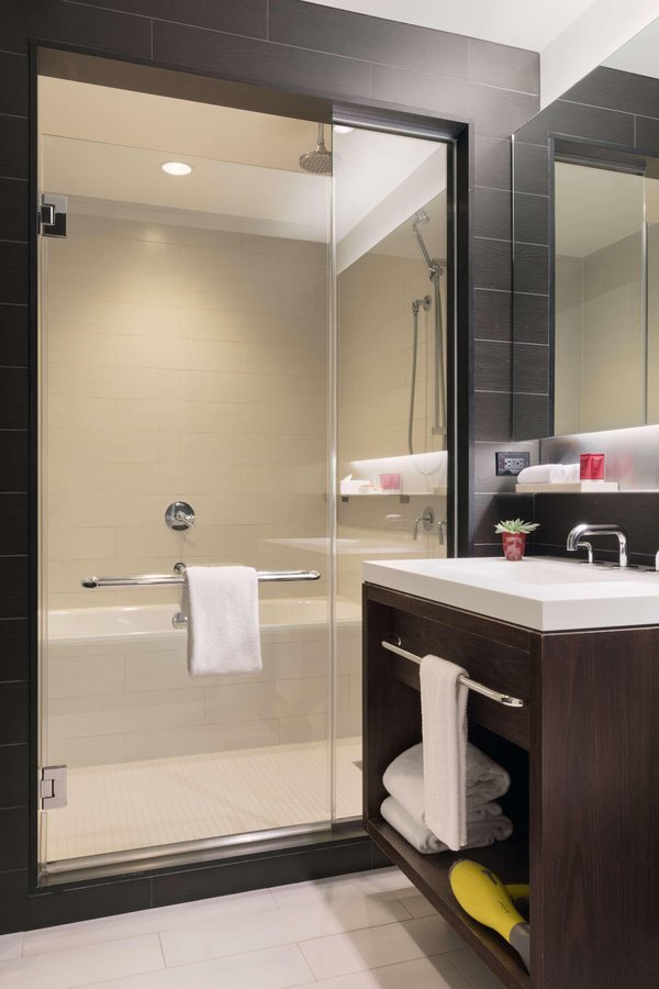 Holiday Inn Express Manhattan Times Square South By IHG New York City New York — Bathroom
