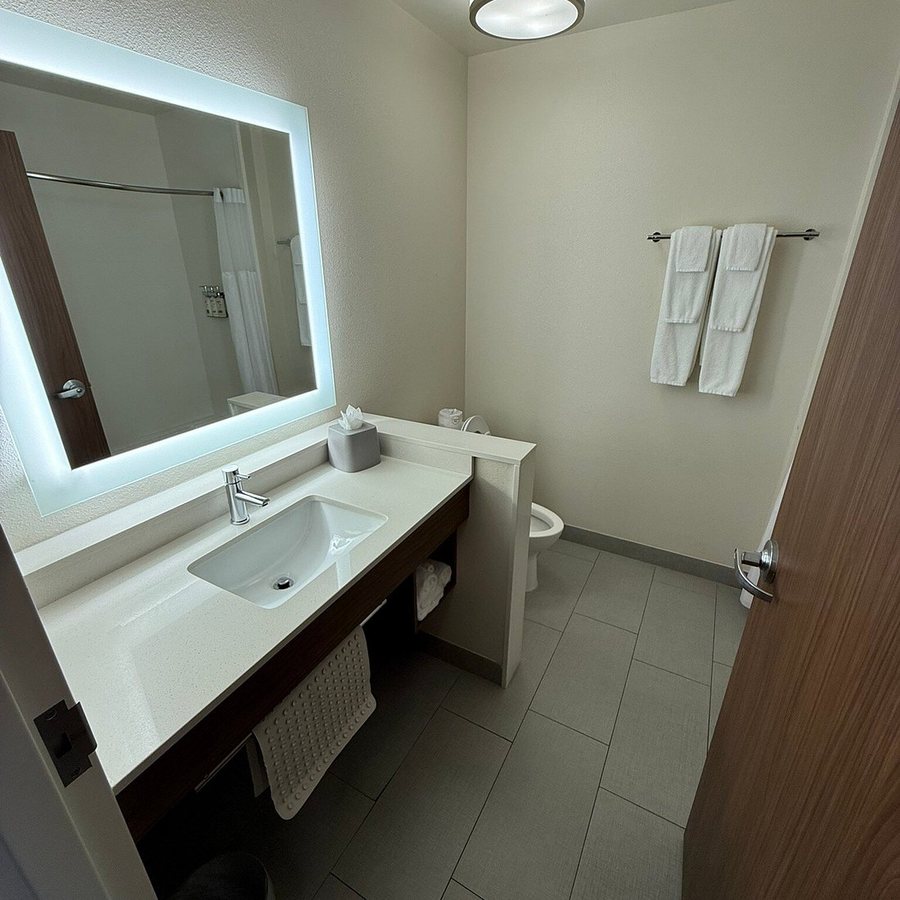 Holiday Inn Express Memphis Medical Center Midtown by IHG — Bathroom