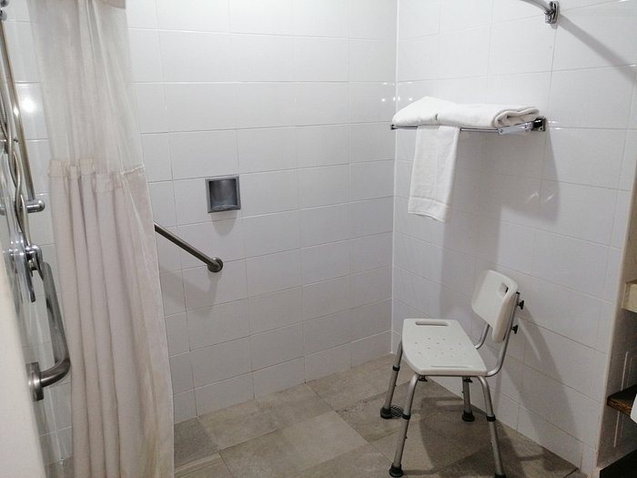 Holiday Inn Express Mexico Reforma by IHG — Bathroom