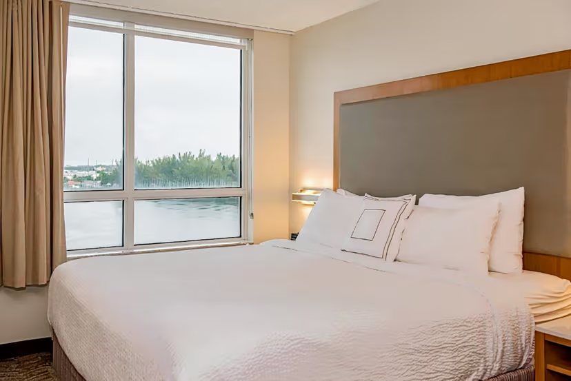 Holiday Inn Express Miami Airport blue Lagoon Area By IHG Miami Florida — Guest room