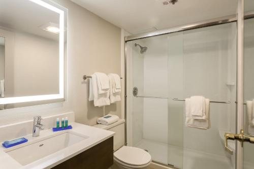 Holiday Inn Express Milwaukee Downtown By IHG — Bathroom