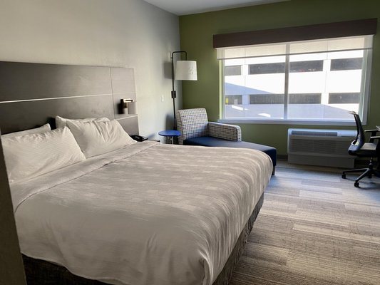 Holiday Inn Express Milwaukee Downtown By IHG — Guest room