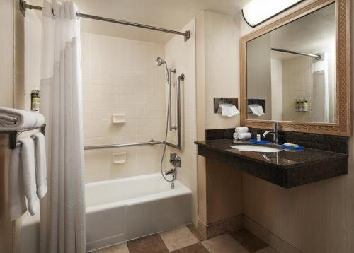 Holiday Inn Express Monterey Cannery Row by IHG — Bathroom