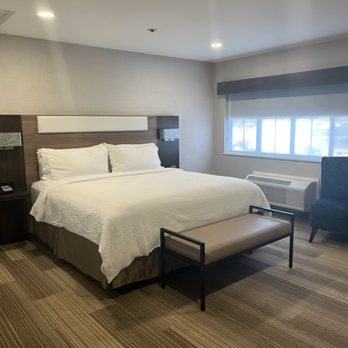 Holiday Inn Express Monterey Cannery Row by IHG — Guest room