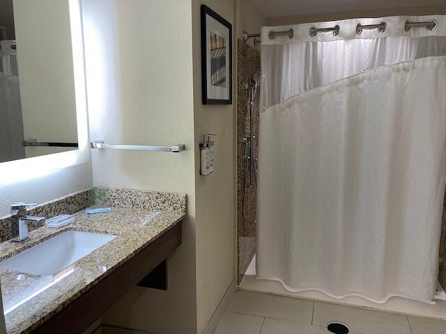 Holiday Inn Express Morgantown By IHG — Bathroom