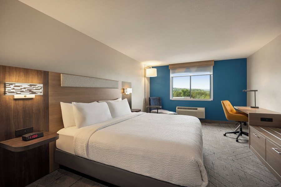 Holiday Inn Express Morgantown By IHG — Guest room