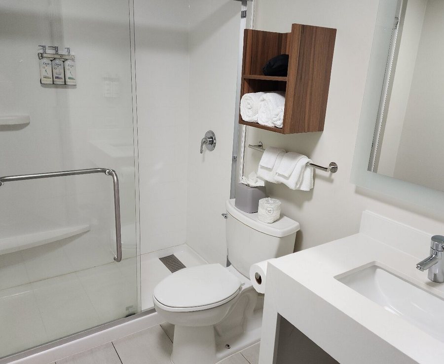 Holiday Inn Express New Orleans Arts District By IHG — Bathroom