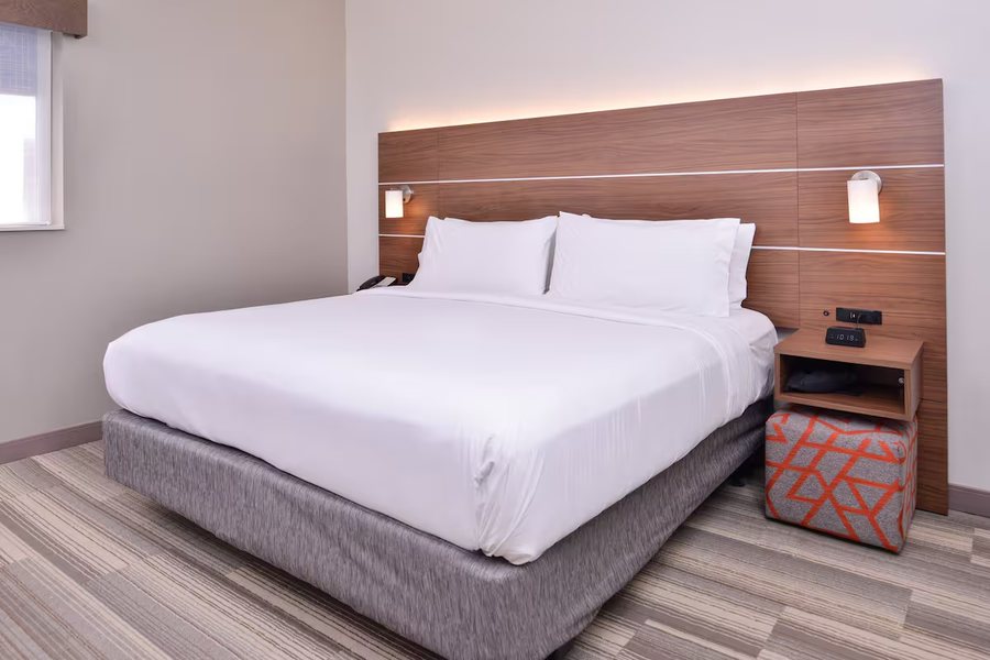 Holiday Inn Express New Orleans Arts District By IHG — Guest room