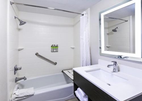 Holiday Inn Express New Orleans East by IHG — Bathroom
