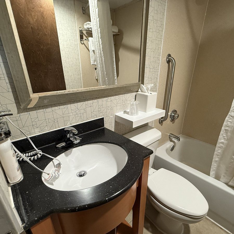 Holiday Inn Express New York City Times Square By IHG — Bathroom