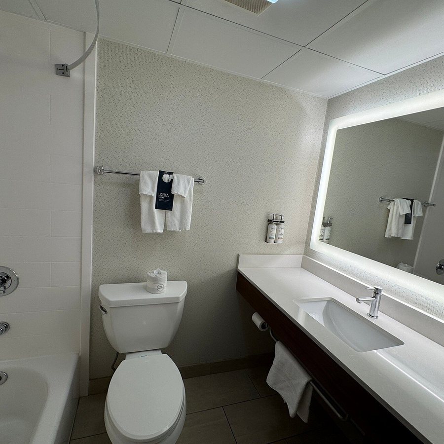 Holiday Inn Express Olean By IHG — Bathroom