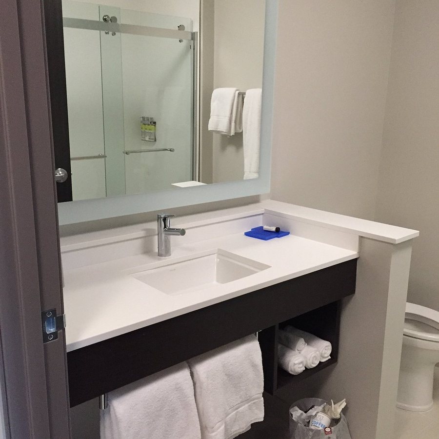 Holiday Inn Express Oneonta By IHG — Bathroom
