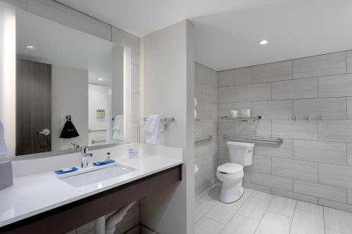Holiday Inn Express Pensacola Beach By IHG — Bathroom