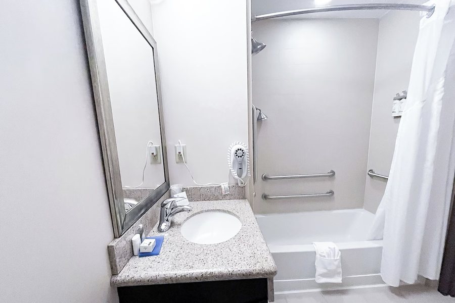 Holiday Inn Express Peoria North Glendale by IHG — Bathroom