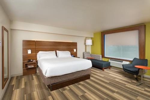Holiday Inn Express Peoria North Glendale by IHG — Guest room