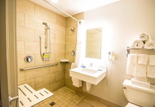 Holiday Inn Express Philadelphia Ne Bensalem By IHG — Bathroom