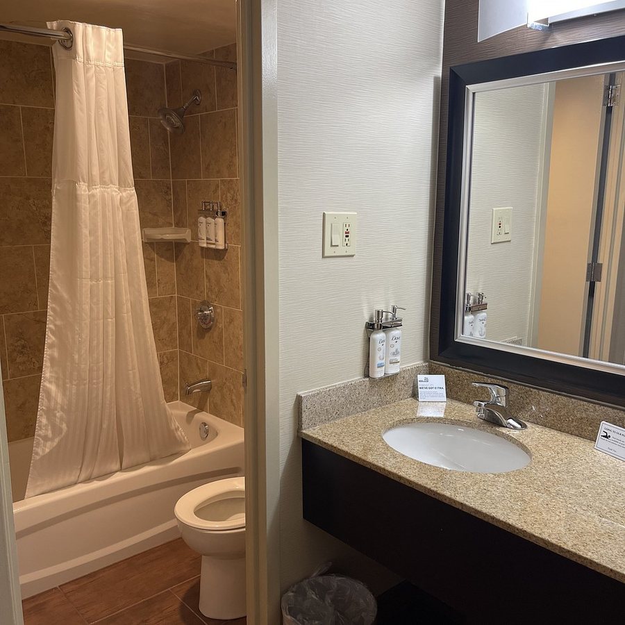Holiday Inn Express Philadelphia Penns Landing By IHG Philadelphia Pennsylvania — Bathroom