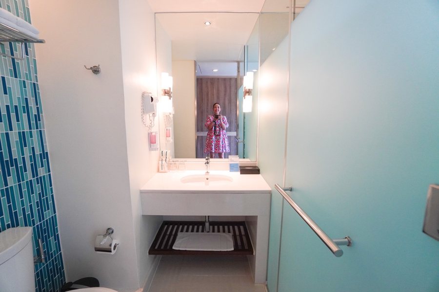 Holiday Inn Express Phuket Patong Beach Central By IHG — Bathroom
