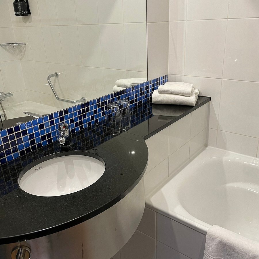 Holiday Inn Express Porto Boavista By IHG — Bathroom