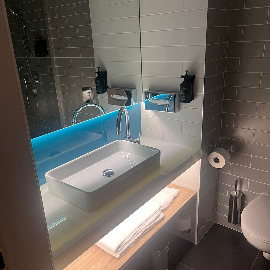 Holiday Inn Express Porto City Centre by IHG — Bathroom
