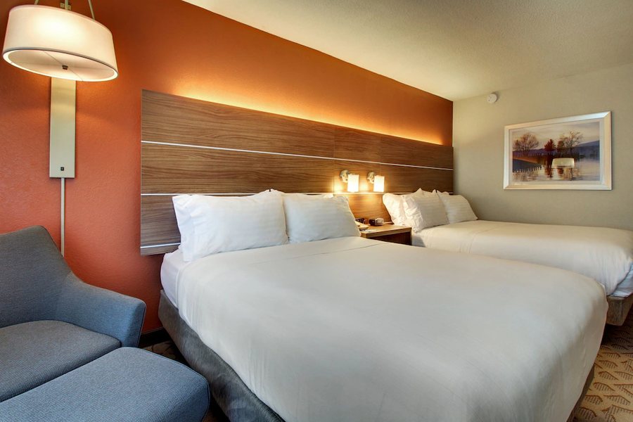 Holiday Inn Express Poughkeepsie By IHG — Guest room