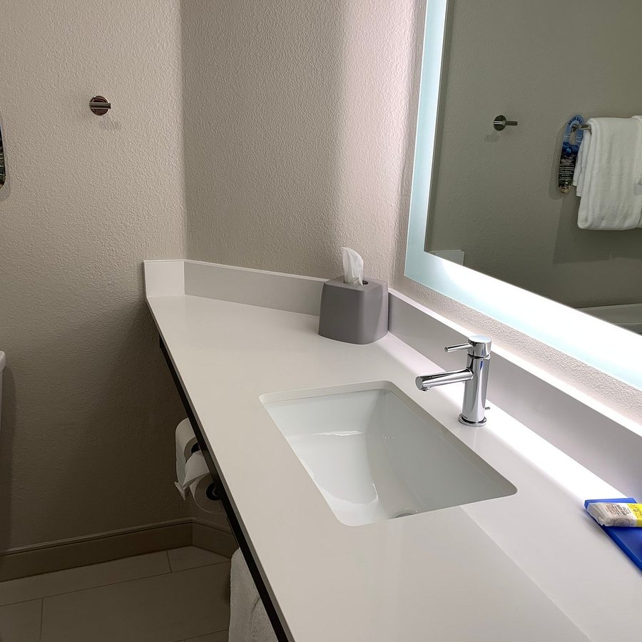 Holiday Inn Express Prescott By IHG — Bathroom