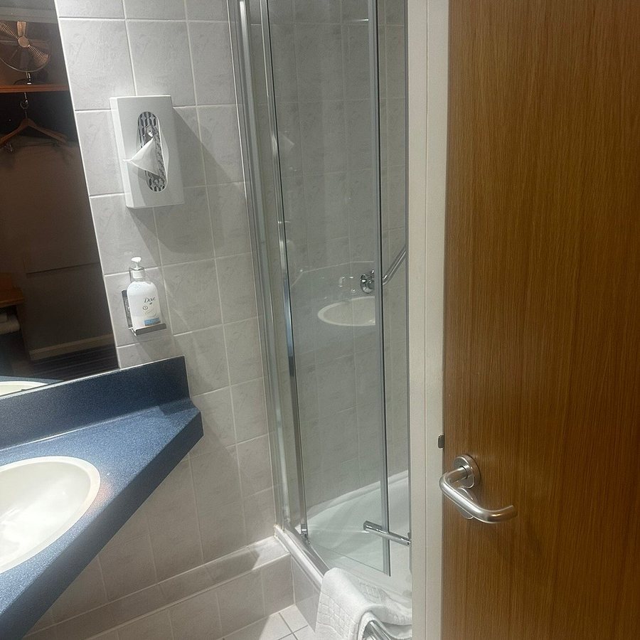 Holiday Inn Express Quantico Stafford By IHG — Bathroom