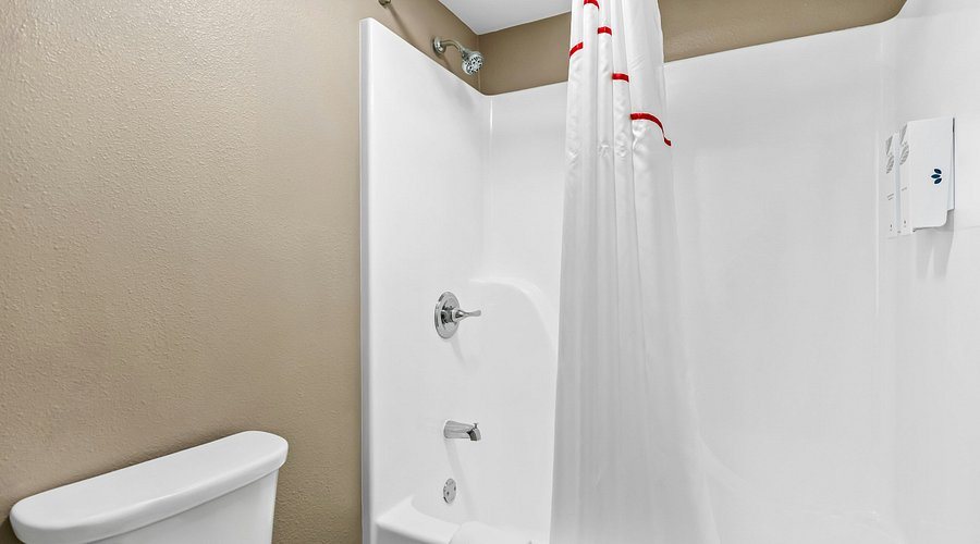 Holiday Inn Express Radcliff Fort Knox By IHG — Bathroom