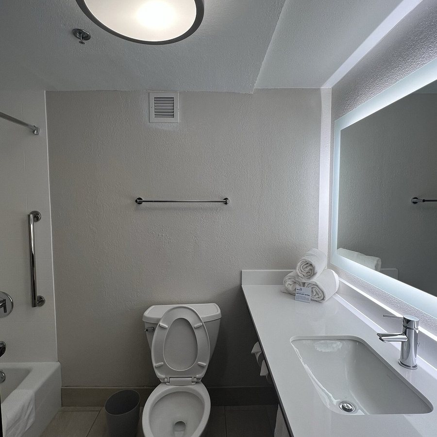 Holiday Inn Express Rawlins By IHG — Bathroom