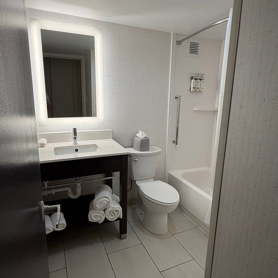 Holiday Inn Express Richmond By IHG — Bathroom