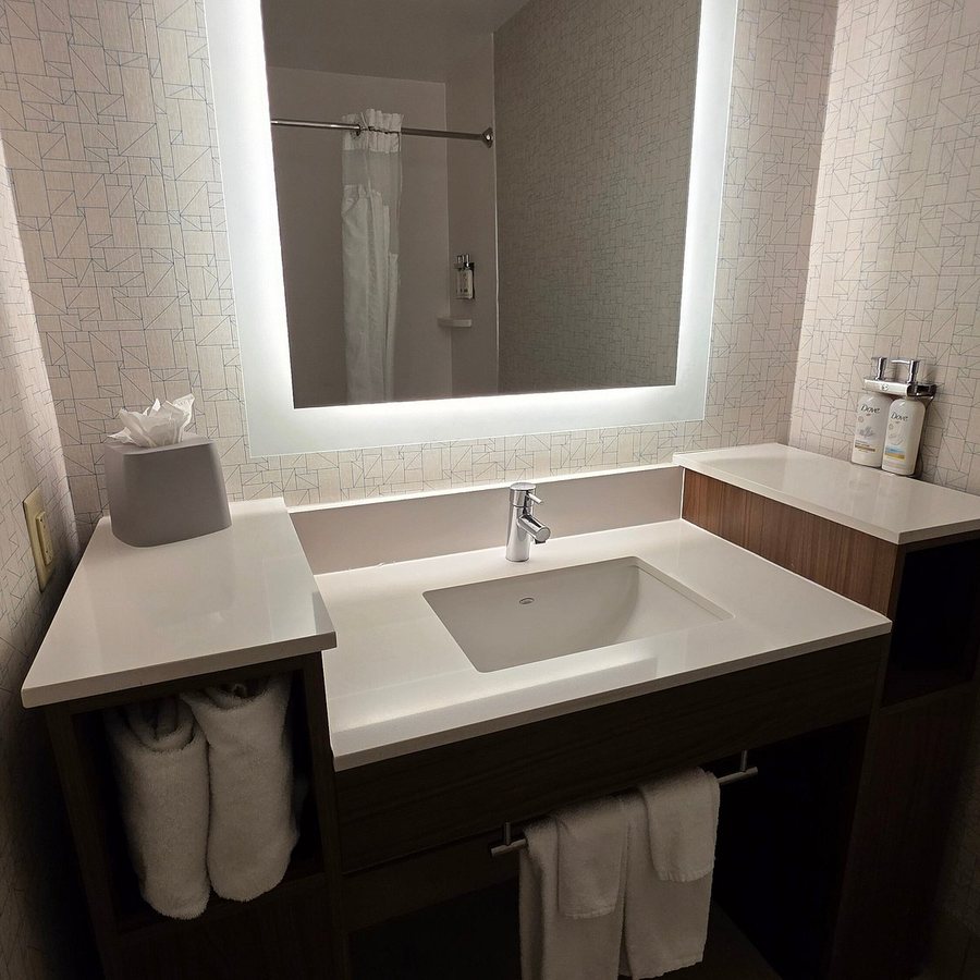 Holiday Inn Express Richmond Downtown By IHG — Bathroom