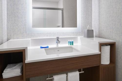 Holiday Inn Express Richmond I 64 Short Pump Area by IHG Richmond Virginia — Bathroom