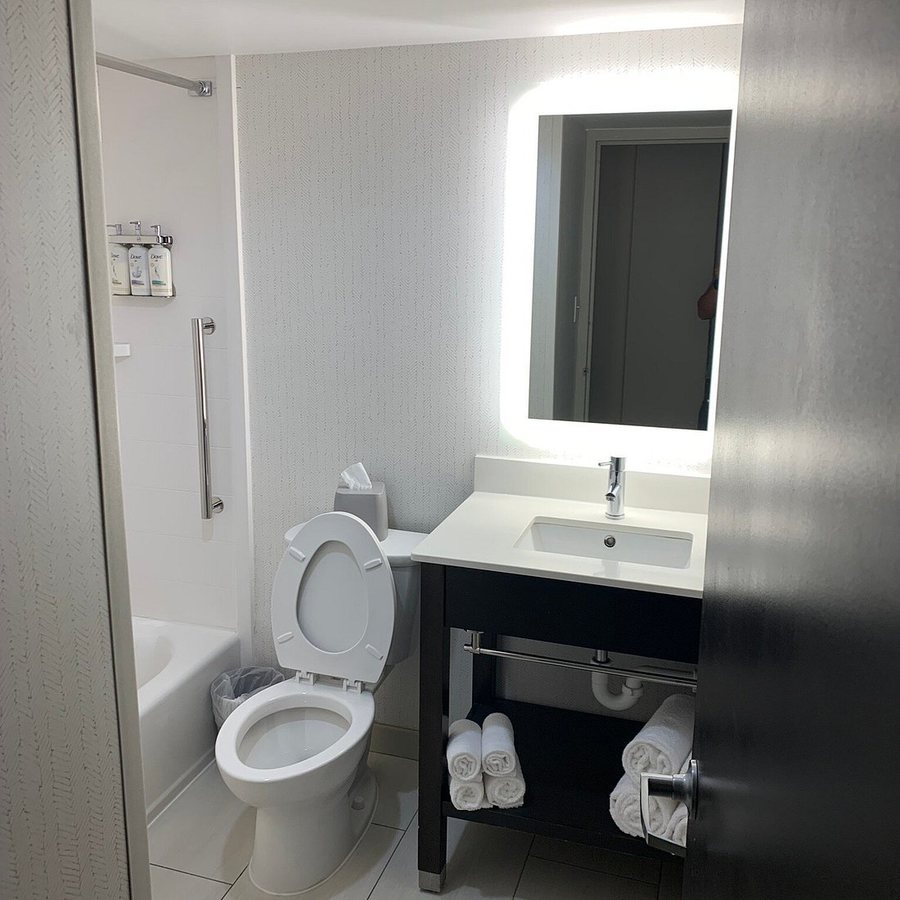 Holiday Inn Express Richmond Midtown By IHG — Bathroom
