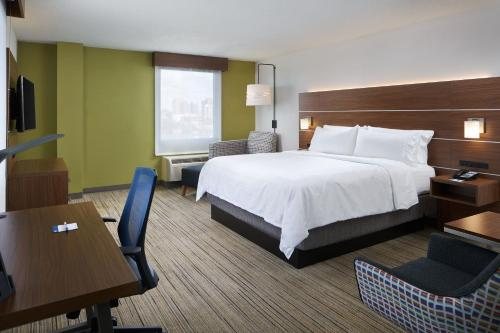 Holiday Inn Express Richmond Midtown By IHG — Guest room
