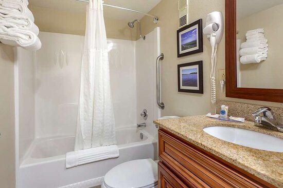 Holiday Inn Express Rochelle by IHG Rochelle Illinois — Bathroom