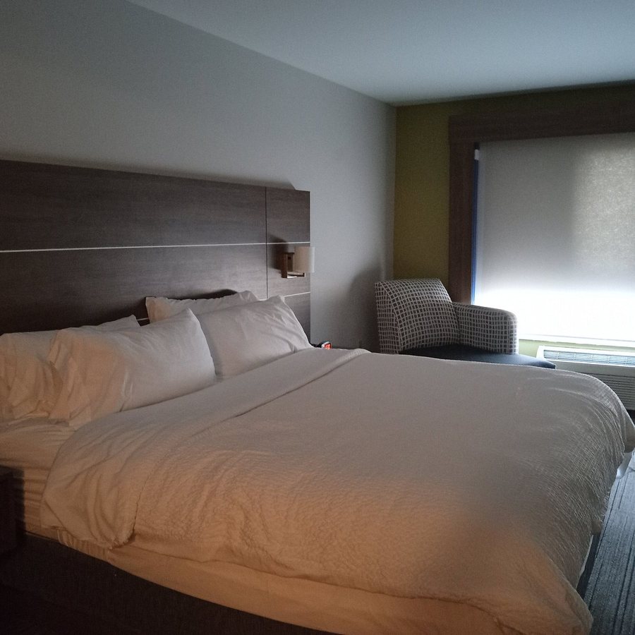 Holiday Inn Express Rochelle by IHG Rochelle Illinois — Guest room