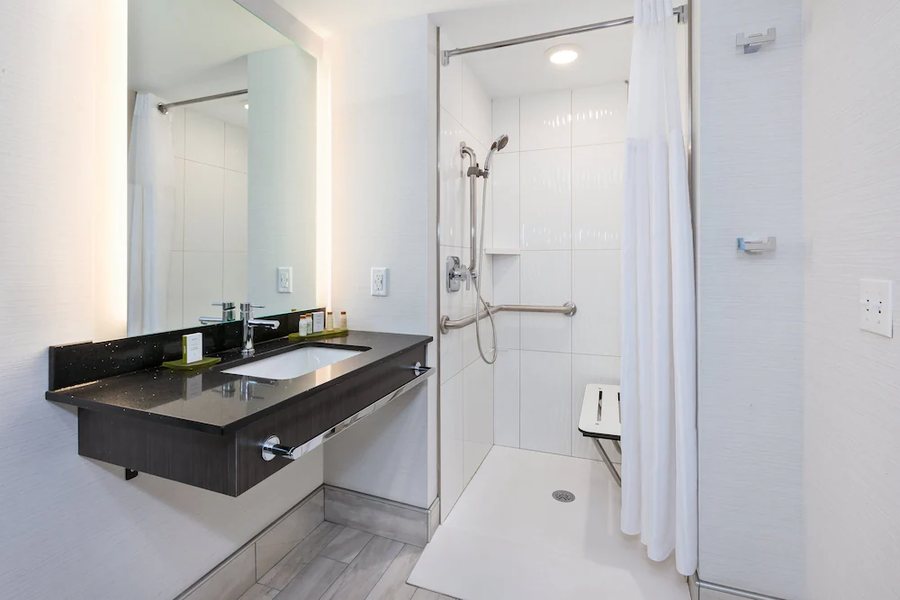 Holiday Inn Express Rochester South Mayo Area By Ihg Rochester Minnesota — Bathroom