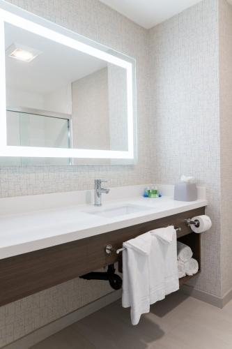 Holiday Inn Express San Clemente N Beach Area by IHG — Bathroom