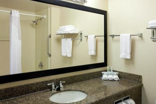 Holiday Inn Express San Francisco Union Square By IHG — Bathroom