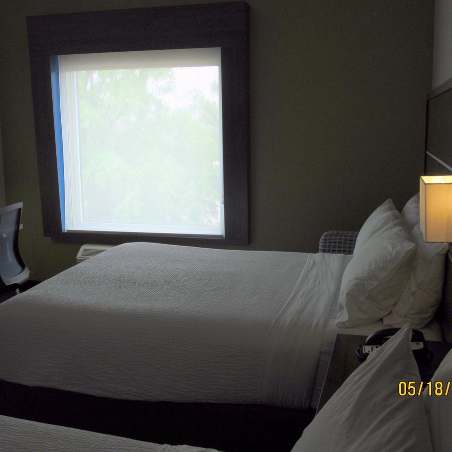 Holiday Inn Express Sarnia Point Edward By IHG — Guest room