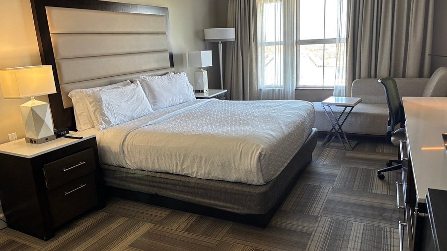 Holiday Inn Express Savannah historic District — Guest room
