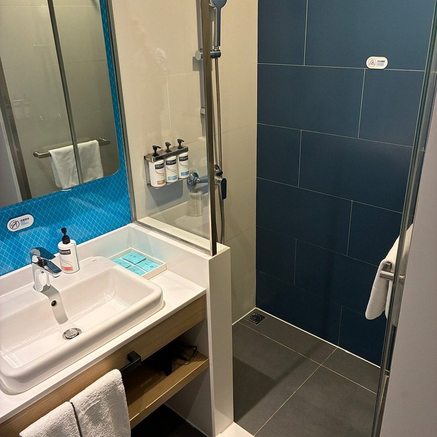 Holiday Inn Express Shanghai Pudong Airport — Bathroom