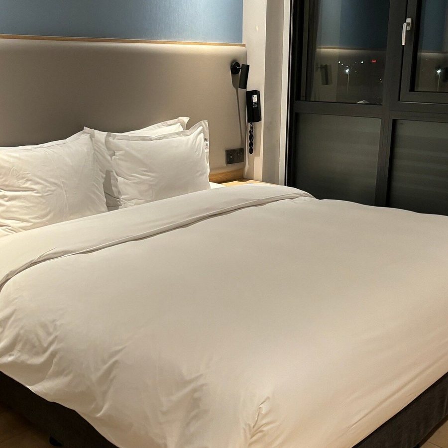 Holiday Inn Express Shanghai Pudong Airport — Guest room