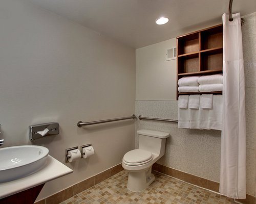 Holiday Inn Express Silver City by IHG Silver City New Mexico — Bathroom