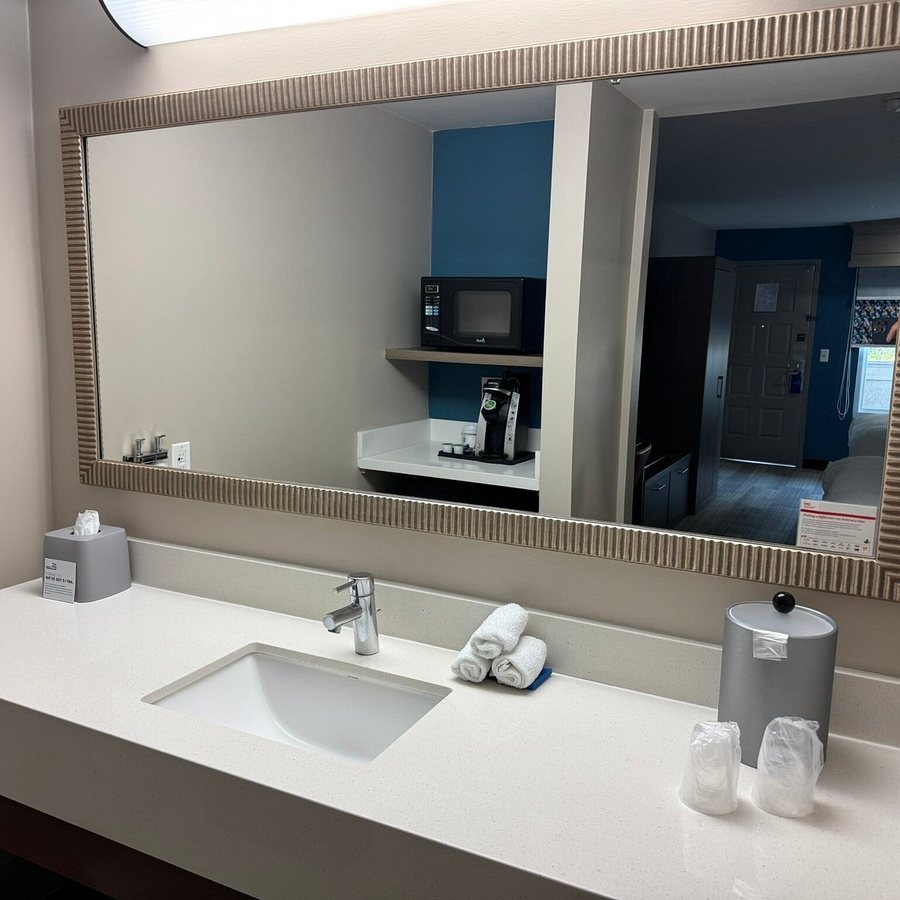 Holiday Inn Express Simi Valley by IHG — Bathroom