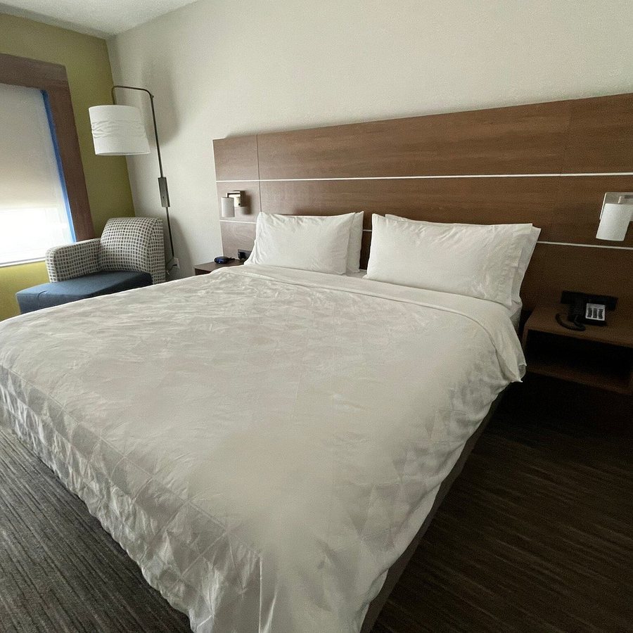 Holiday Inn Express Simi Valley by IHG — Guest room