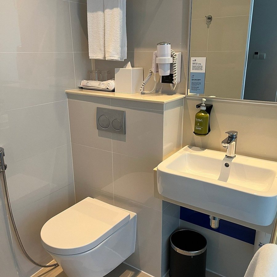 Holiday Inn Express Singapore Katong by IHG — Bathroom