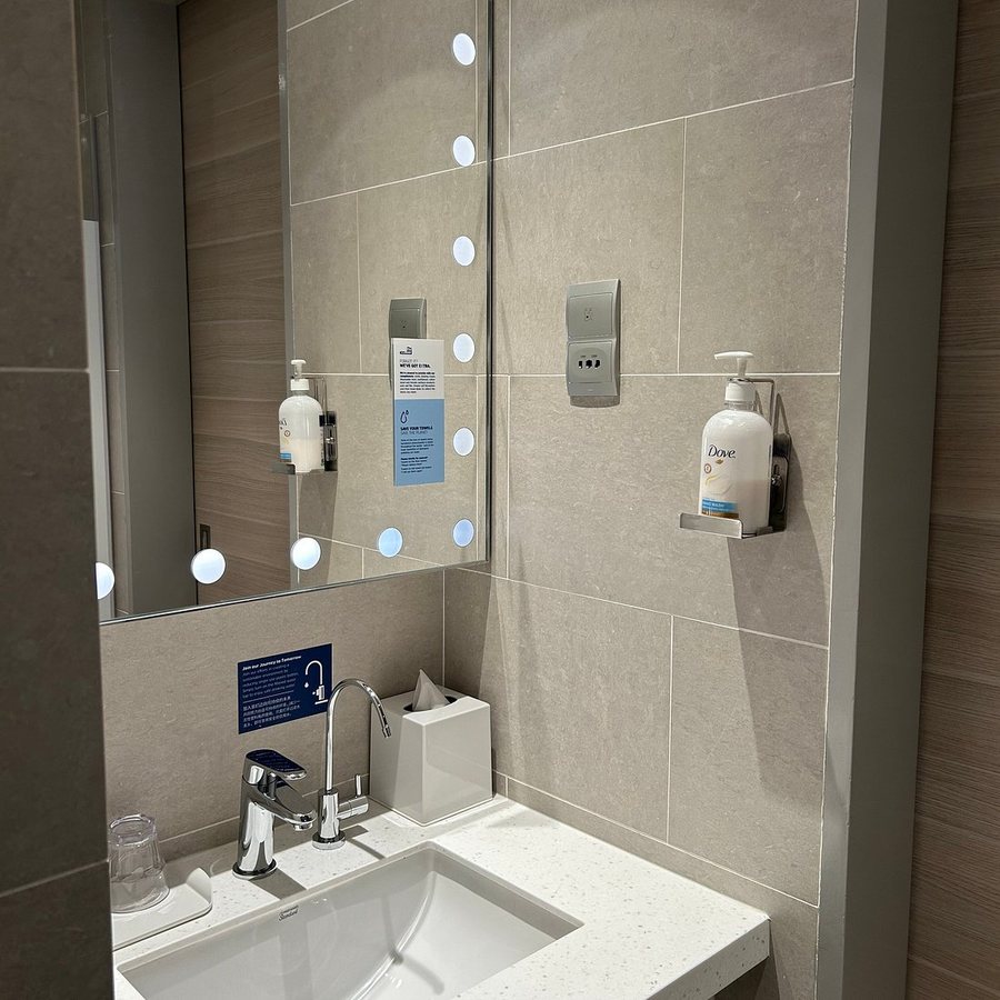 Holiday Inn Express Singapore Serangoon by IHG — Bathroom
