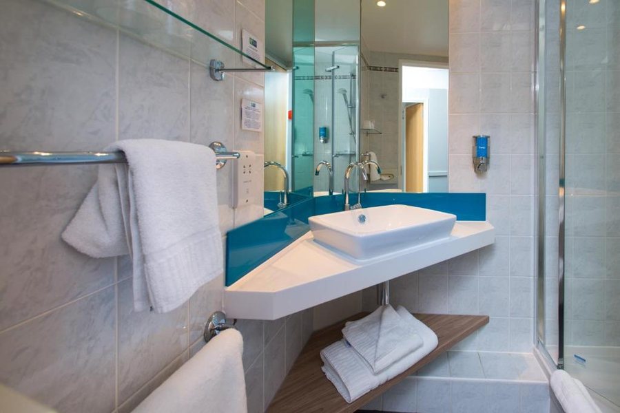 Holiday Inn Express Somerset by IHG — Bathroom