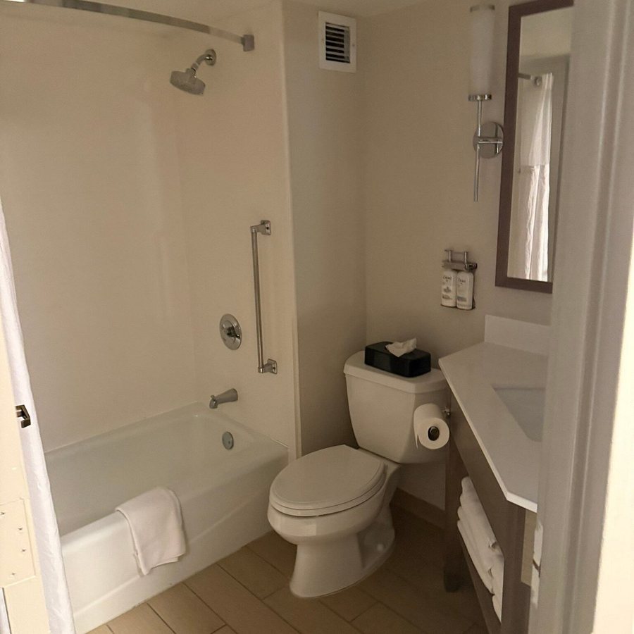 Holiday Inn Express South Burlington By IHG — Bathroom